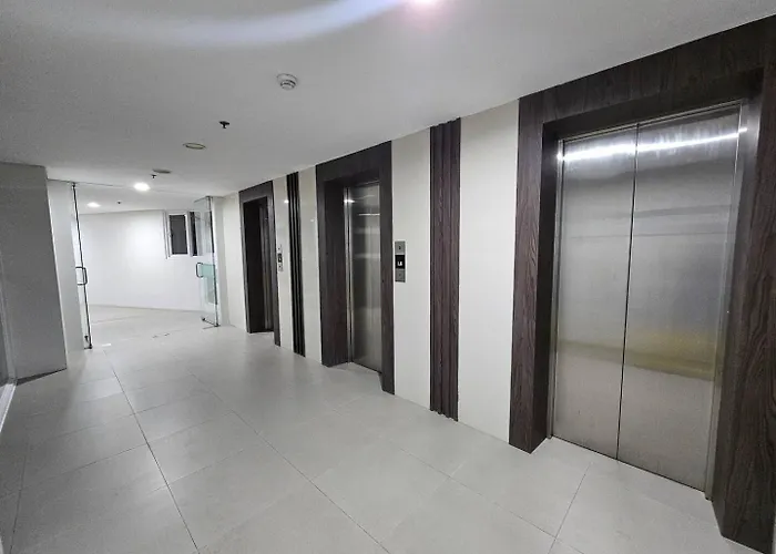 Aparthotel Elegant With Balcony Unit 625 - 6th Floor - Near Ateneo De Cebu - High Speed Internet - Northwoods Place Mandaue City